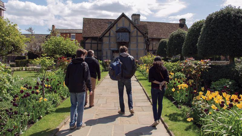 教师带领学生去英国体验生活, 次, 威廉·莎士比亚的作品.
